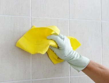 Πώς βγαίνει η μούχλα από τα δύσκολα σημεία στο μπάνιο (βίντεο)